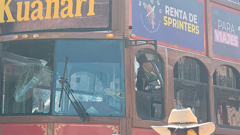 Se enfrentan integrantes del FNLS con elementos de seguridad; destrozaron dos tranvías en el Centro Histórico de Morelia, Michoacán 