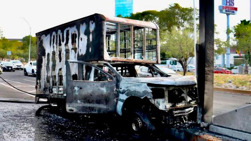 Se incendia camioneta en el boulevard Bernardo Quintana del municipio de Querétaro