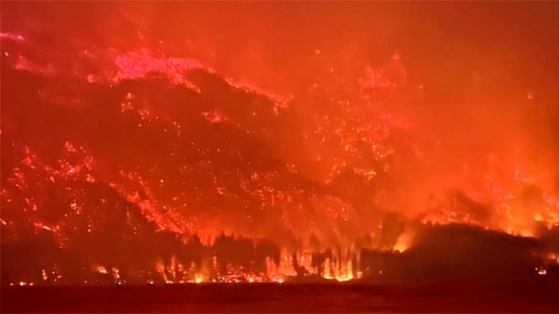 Evacuan a más de 3 mil turistas por incendios forestales en la Patagonia argentina 