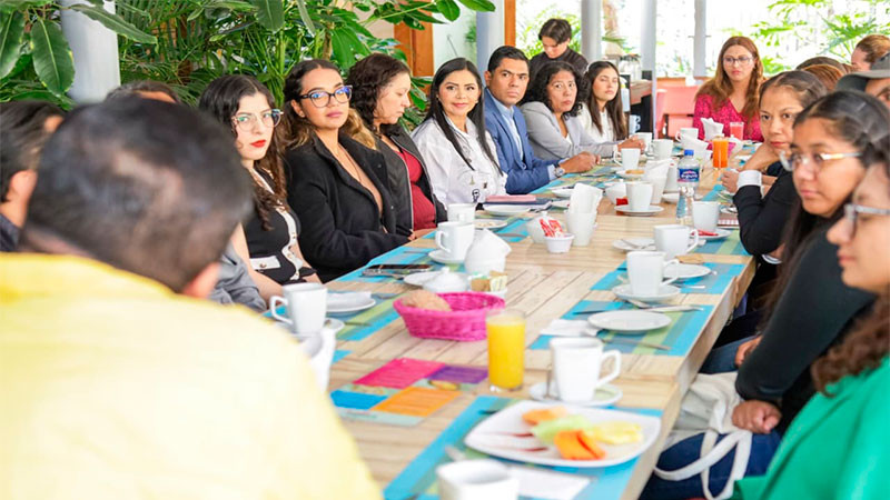 Araceli Saucedo escucha y respalda al personal de enfermería de Michoacán