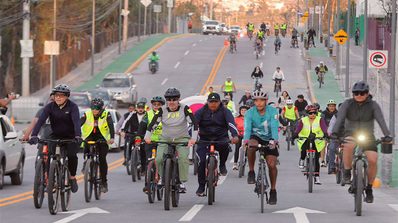 Bedolla estrena con rodada ciclista la ampliación de la av. Amalia Solórzano