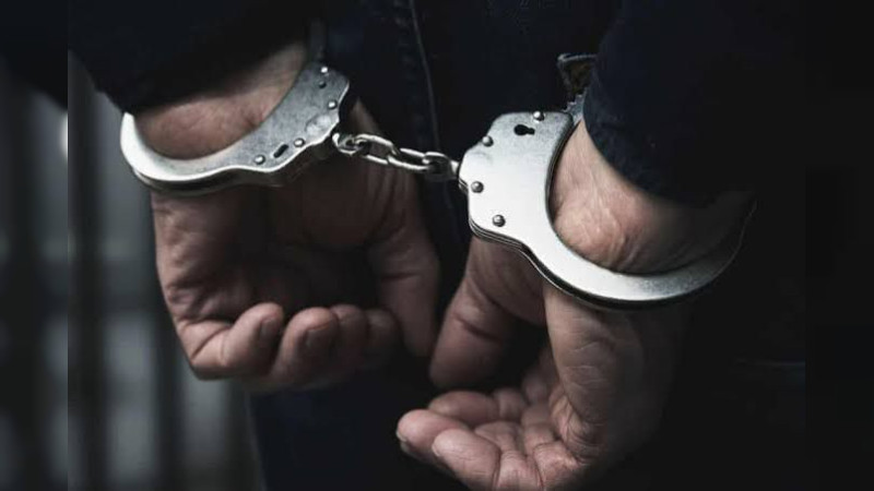 Marina intercepta camioneta con seis sujetos, gasolina ilegal y un arma de alto poder en Lázaro Cárdenas, Michoacán; un menor extranjero, entre los detenidos 