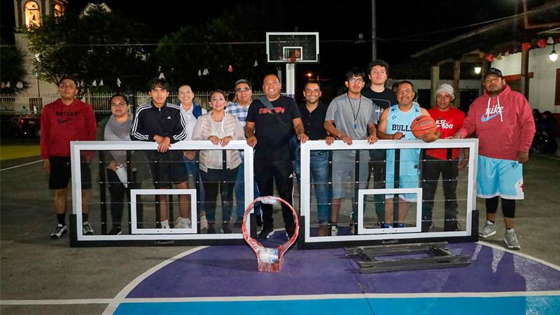 Entrega Alma Mireya González Sánchez equipamiento para canchas de básquet en la comunidad de San Jerónimo de Quiroga, Michoacán