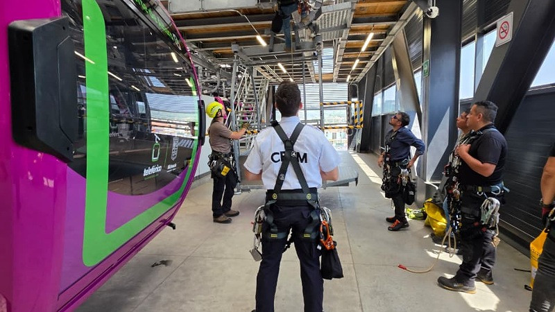 Paramédicos michoacanos se certifican en rescate especializado en teleféricos