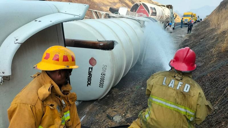 Tardan más de 10 horas en retirar pipa volcada en la Siglo XXI