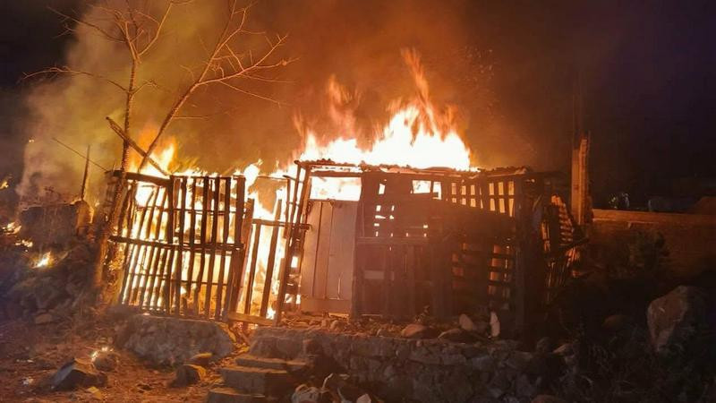 Fuego consume dos viviendas en Morelia, Michoacán 