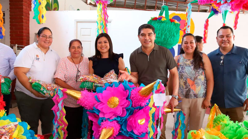 Entrega Pablo Varona y DIF Municipal de Huetamo, 150 piñatas para festejar el Día del Niño.