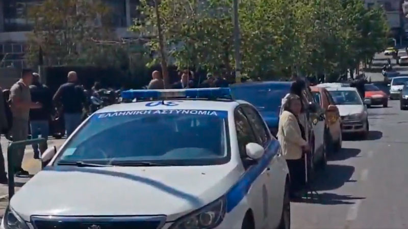 En doble atentado, anciano abre fuego en Atenas; hay al menos 5 heridos