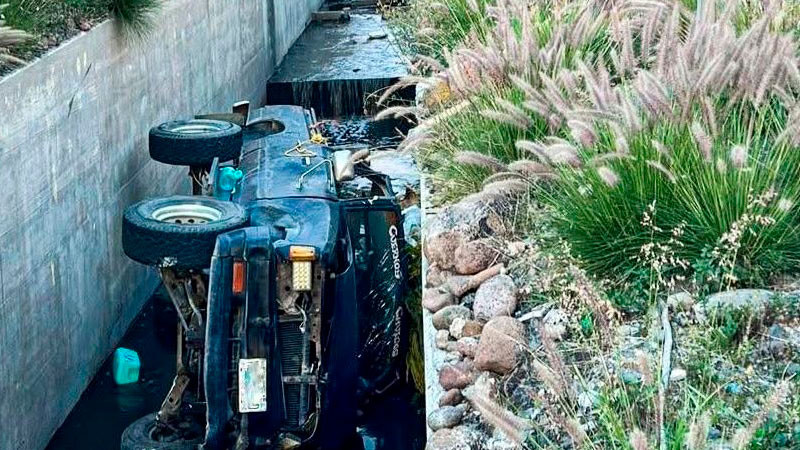 Automovilista vuelca y cae al camellón en la carretera a Chichimequillas 