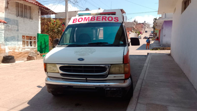 Auxilian Bomberos de Zitácuaro, Michoacán a persona lesionada durante riña en la colonia El Moral
