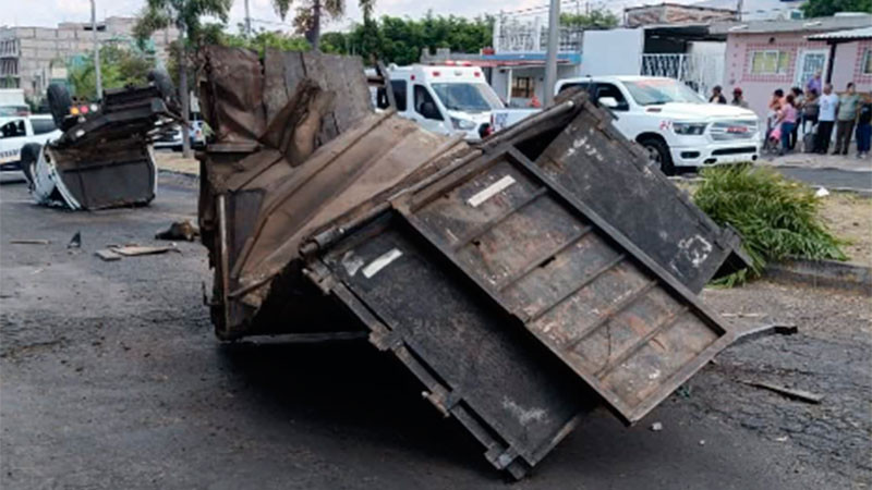 De milagro salva la vida un conductor al volcar con su camioneta en Jiquilpan, Michoacán 