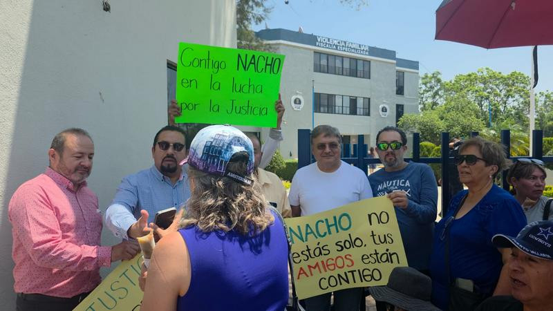 Simpatizantes acompañan a Ignacio Campos a declarar por caso Carlos Manzo en Morelia