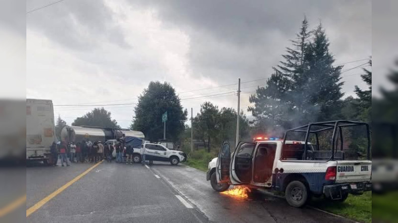 Queman patrullas y retienen policías durante protesta de comuneros en Pomacuarán, Michoacán 